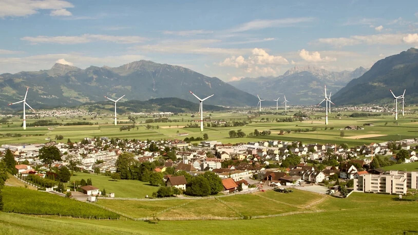 Zukunftsvision: So sehen die Gegner von Windkraftanlagen das Linthgebiet von Tuggen aus Richtung Glarnerland, sollten dereinst Grossanlagen zur Windenergienutzung in Betrieb gehen können.