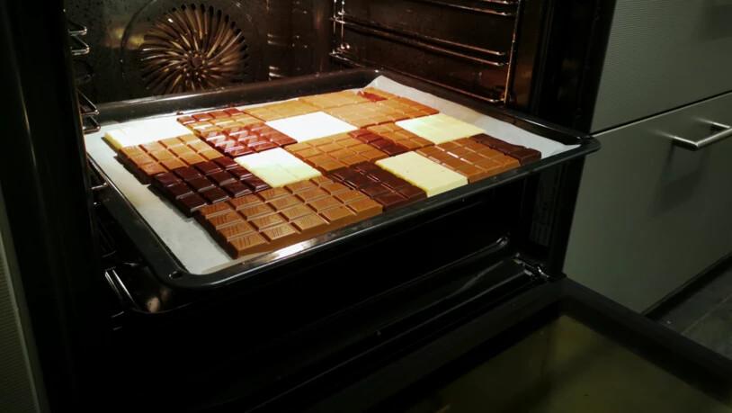 Ab in den Ofen: Das Blech mit der Schokolade muss für rund zwölf Minuten in die Wärme. 