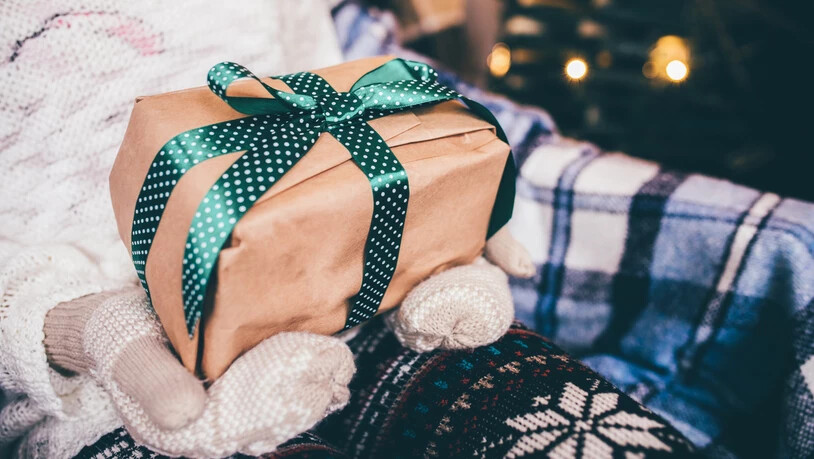 Schönes Geschenk mit wenig Aufwand: Wer schnell Geschenke einpackt oder diesen Auftrag jemandem übergibt, spart viel Zeit und Nerven.