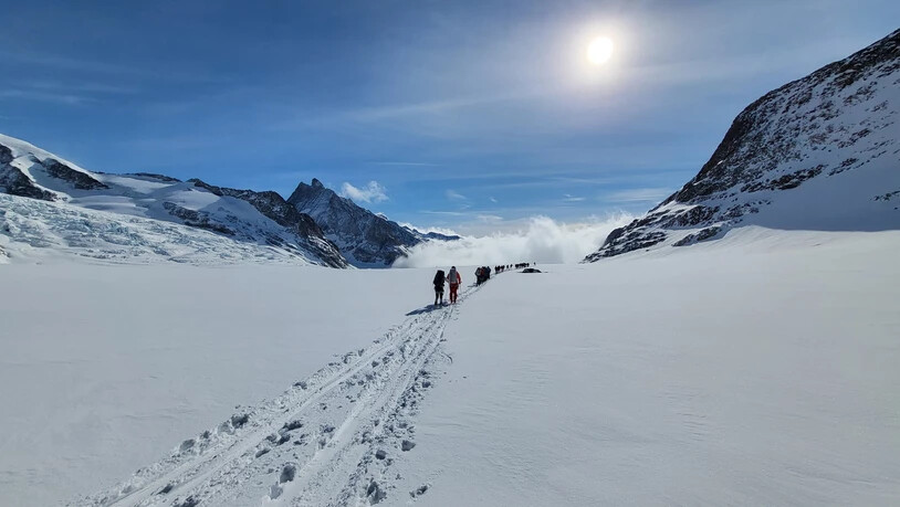 Schönstes Panorama: Der Skitouren-Zug setzt sich in Bewegung.