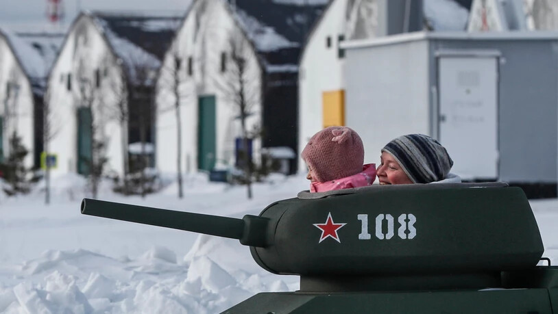 Spielzeugpanzerfahren mit dem Töchterchen: Es sei besser, im Kampf fürs Vaterland zu sterben als bei einem Verkehrsunfall, hat ihnen Präsident Putin am Fernsehen erklärt, Spielzeugpanzerfahren mit dem Töchterchen: Es sei besser, im Kampf fürs Vaterland zu sterben als bei einem Verkehrsunfall, hat ihnen Präsident Putin am Fernsehen erklärt,