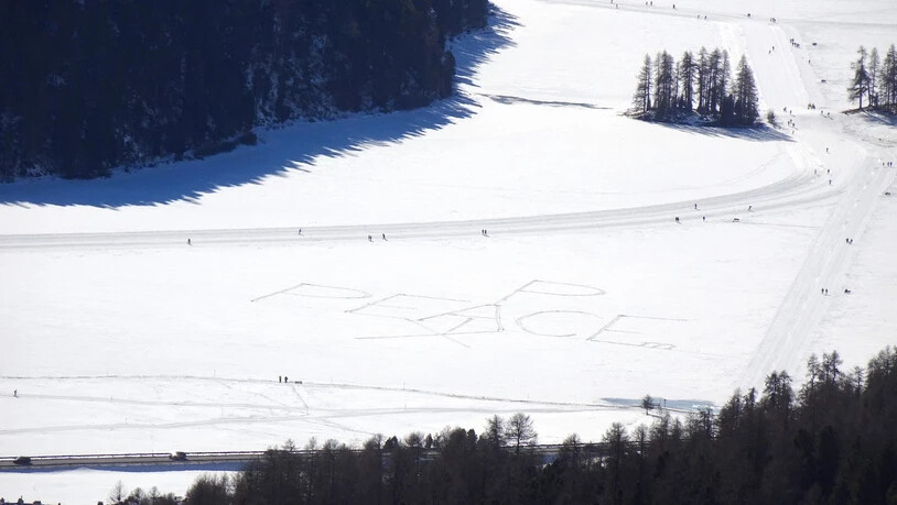 Friedensboschaft: Peace/Pax steht aktuell auf dem Champferersee  .                        