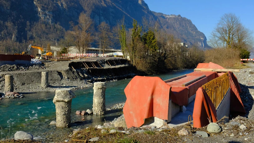 Baustellen bringen Bausteuern: Die Querspange Netstal ist im Bau, in der Linth stehen provisorische Pfeiler für die Schalung der künftigen Eisenbetonbrücke. Am Ufer ist bereits das Widerlager ein Stück weit betoniert. 