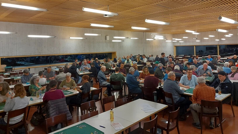 Volles Haus: 108 Jasserinnen und Jasser haben zum Auftakt der Glarner Jassmeisterschaft in der Berufsschule Ziegelbrücke die Karten in die Hände genommen.