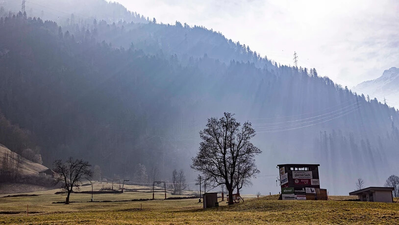 Der Skilift in Hätzingen «erstrahlt» durch den Einfall des Sonnenlichts.