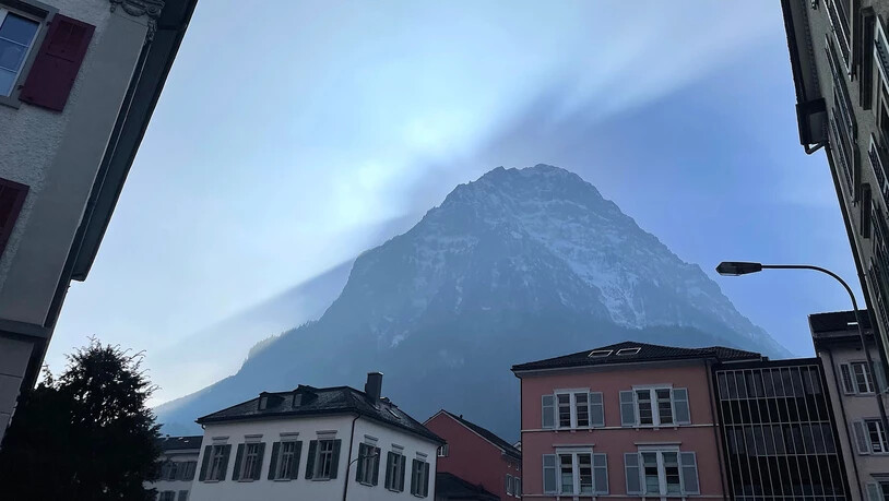 Das Sonnenlicht erzeugt beim Glärnisch fast schon einen Heiligenschein.