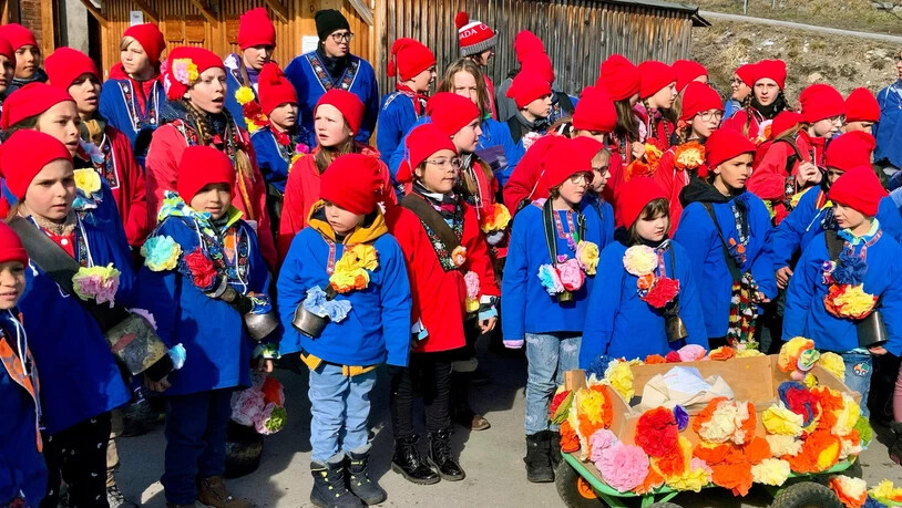 Mit Mützen und Schellen: Die Kinder aus der Schule Alvaneu machen sich bereit für den vielleicht letzten Chalandamarz-Umzug durch Schmitten.