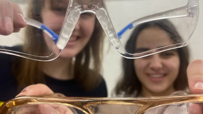 Punkt 1 sind die Sicherheitsbrillen: Manchmal werden sie auch über Stunden getragen.