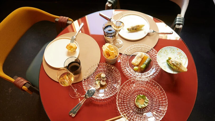 Ein typischer Tisch in einem «Igniv»-Restaurant: Die Gäste bedienen sich von Tellern mit diversen Häppchen. 