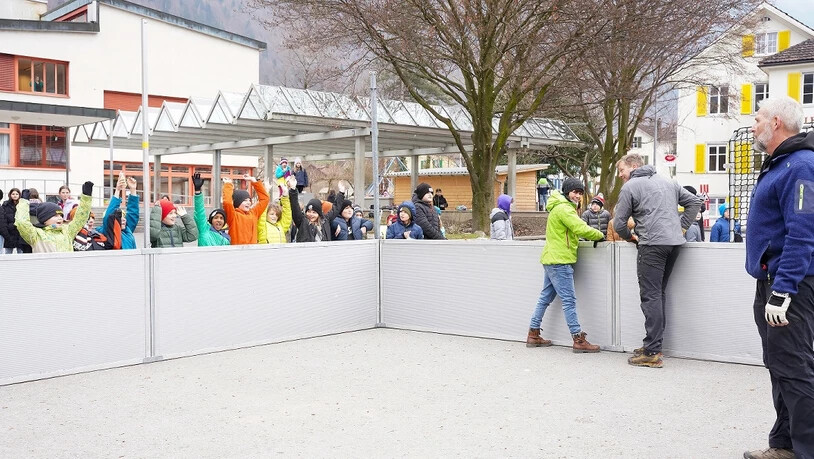 Anfeuern der Eltern beim Aufbau: Die Vorfreude der Schulkinder ist bereits beim Aufbau der Streetsoccer-Anlage auf dem Pausenplatz in Ennenda gross.