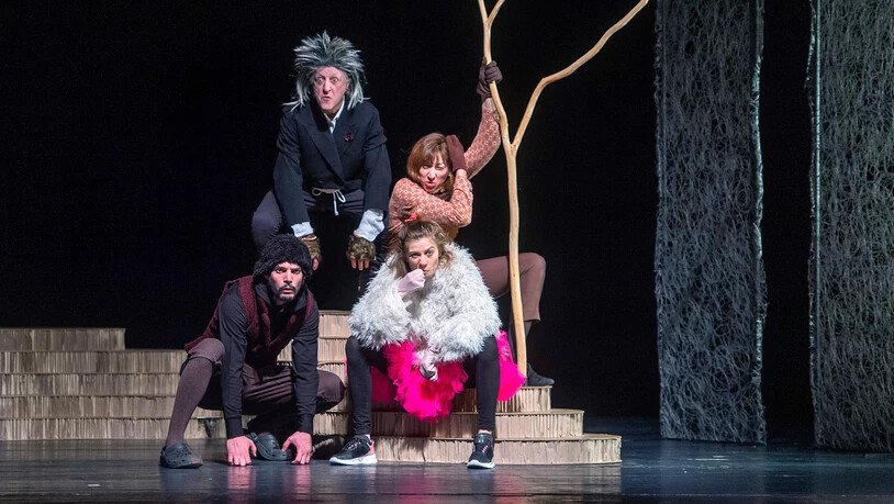Im Zoo: Christoff Raphaël Mortagne (links), Arthur Baratta, Clea Eden (unten) und Nicole Bachmann  schlüpfen im Theater Chur in die Rollen von Tieren. 