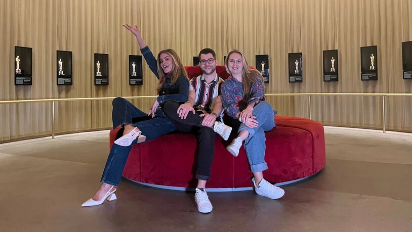 Live vor Ort: SRF-Mann Florian Landolt umgeben von Jennifer Bosshard (links) Lara Marty und einigen Oscars.