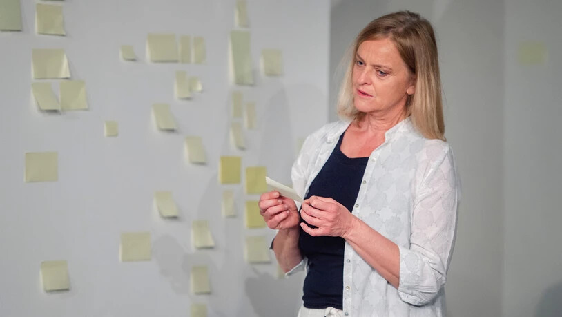  Reflektiert die eigene Existenz: In «Die Wand» wird eine namenlose Frau (Annette Wunsch) ohne Vorwarnung in ein neues Leben katapultiert. Sie ist ganz auf sich allein gestellt – und das womöglich für immer.  