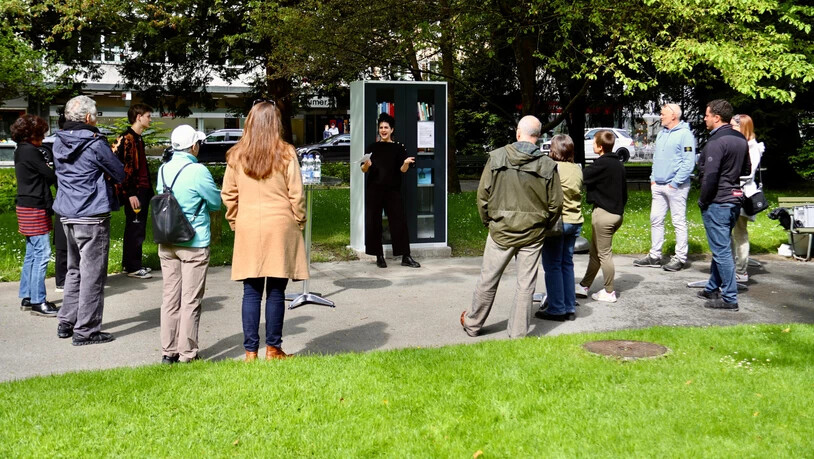 Einweihungstag: Der neue, wetterfeste Bücherschrank aus Metall wurden Ende Mai feierlich eingeweiht. 