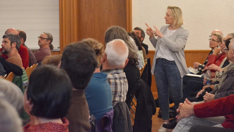 Viele wollen zu Wort kommen: Die Besucherinnen und Besucher halten die Erlenhof-Überbauungspläne für überrissen und nicht quartierfreundlich.