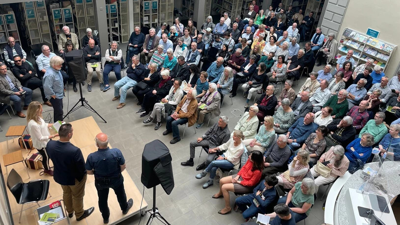 Reges Interesse: In der Landesbibliothek Glarus präsentiert das Projektteam die «100 wichtigsten Glarner Bücher».