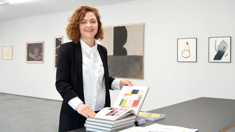 Die Fundaziun Capauliana mit der seit September 2022 neuen Geschführerin Noëmi Bechtiger (im Bild) eröffnet die Sala Capauliana, ein Ausstellungsraum in den neu renovierten Rämen der ehemaligen Strafvollzugsanstalt Sennhof in Chur. Die Fundaziun Capauliana ist eine ehemalige Privatsammlung. Sie wurde 1986 durch das Ehepaar Duri Capaul und seine Frau Clara Capaul-Hunkeler gegründet. 

