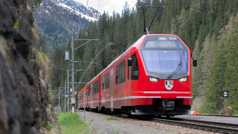 Unfall auf der Strecke: Auf der Berninalinie der Rhätischen Bahn ist Öl auf die Gleisanlage ausgelaufen. Hier im Symbolbild zu sehen ist ein Zug in Richtung Davos Platz.
