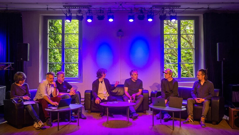 Kreative Köpfe arbeiten an der Transformation der Postremise: (von links) Romana Walther, Nikolaus Schmid, Phil Benesch, Felix Girschweiler, Felix Benesch, Rolf Caflisch und Julian Grünthal.