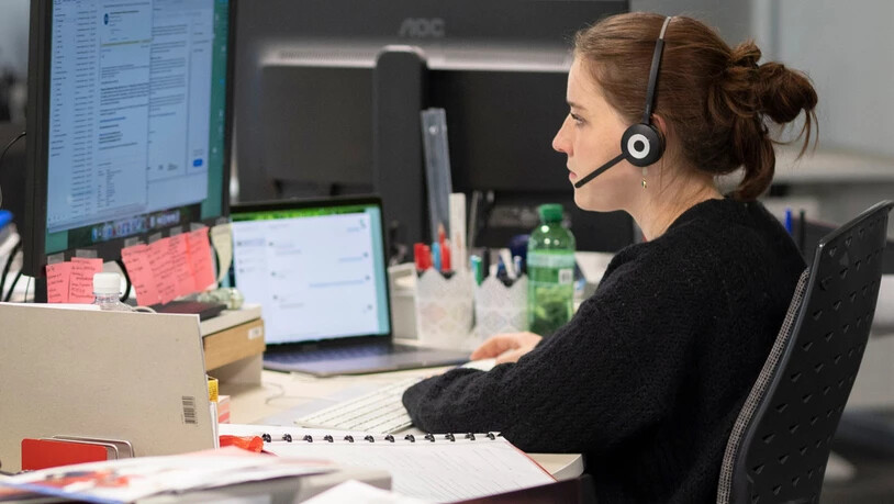 Lynn Disch bei ihrer Arbeit im Sekretariat der «Glarner Nachrichten»: Das KV erfreut sich nach wie vor grosser Beliebtheit.