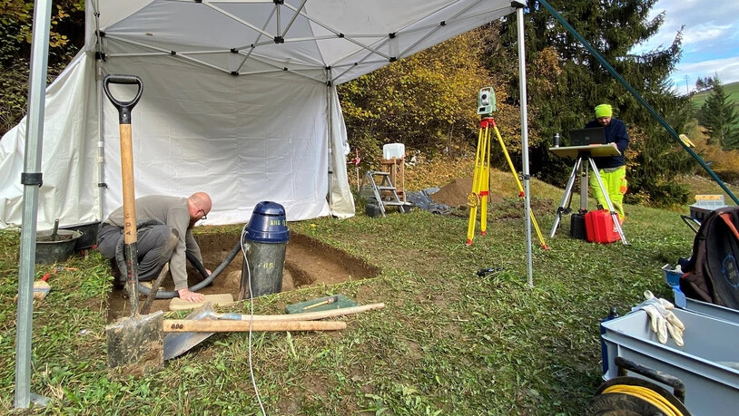 Ausgrabungen: Der Archäologische Dienst Graubünden bei der Arbeit an der Fundstelle.