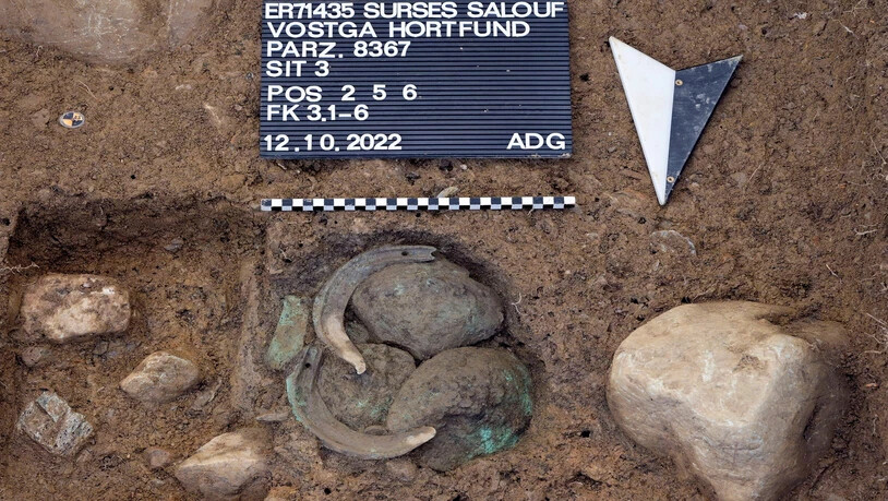 Ausgegraben: Zwei Sicheln, ein Beil sowie drei Gusskuchen während der Freilegung im Oktober 2022.