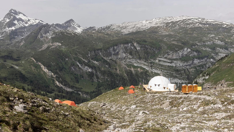 Der Hüttencharme muss warten: Anstatt in der Glärnischhütte übernachten die Gäste in dieser Saison in Zelten.