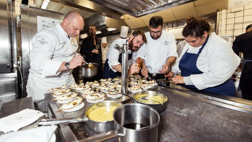 Alle an einem Herd: An der legendären Kitchen Party im «Badrutt’s Palace» kommen dann die versammelten Spitzenköche zusammen; hier eine Station an der letzten Ausgabe.