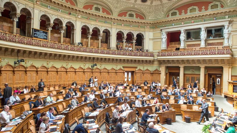 Blick in den Nationalratssaal im Bundeshaus: Bei den Nationalratswahlen im Oktober treten die kantonalen Parteien Mitte und FDP gemeinsam an. 
