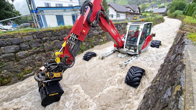 Damit sich das Wasser nicht staut: Aus dem Bösbächibach müssen mehrere 100 Tonnen Gesteinsmaterial ausgebaggert werden.
