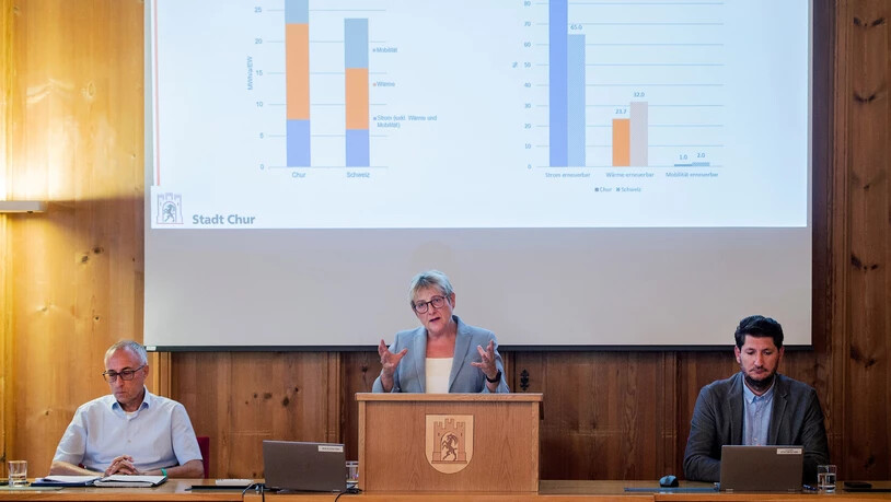Ein Blick in die energiepolitische Zukunft Churs: Stadtingenieur Roland Arpagaus, Stadträtin Sandra Maissen und der Geschäftsführer der IBC Energie Wasser Chur, Stefan Illien (von links), zeigen auf, wie Chur die Treibhausgase kontinuierlich reduzieren möchte. 
