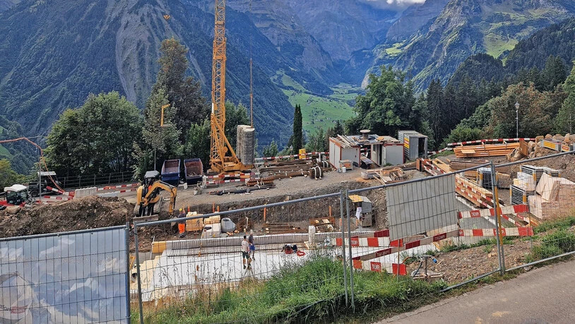 Neues Hotel mit Panoramablick in Braunwald: Auf der Baustelle des neuen «Alpenblicks» ist bereits ein Teil der Bodenplatte aus Beton gegossen.