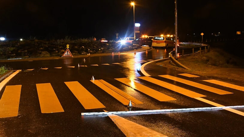 Polizeiauto: Das Polizeiauto prallte gegen den Verkehrskreisel und verursachte erheblichen Sachschaden.  