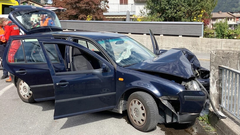 Unfall in Niederurnen: Der Zusammenstoss mit einer Betonsäule hinterlässt am Auto einen Totalschaden und einen Lenker mit unbestimmten Verletzungen. 