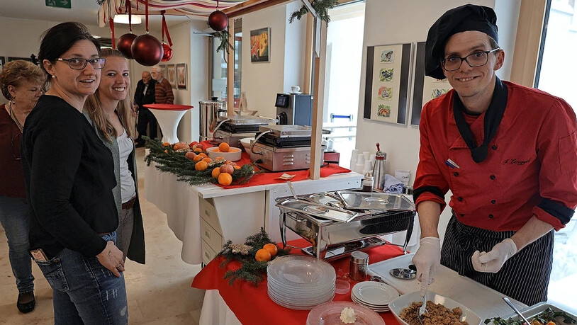 Strahlende Gesichter nicht nur bei Küchenchef Florian Lengyel, sondern auch bei den Besucherinnen. 