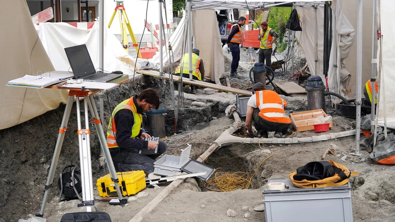 Schnell reagiert: Die menschlichen Gebeine wurden diesen April im Zuge von Strassensanierungsarbeiten in der Via Casut in Sagogn entdeckt – kurz darauf war der Archäologische Dienst vor Ort.
