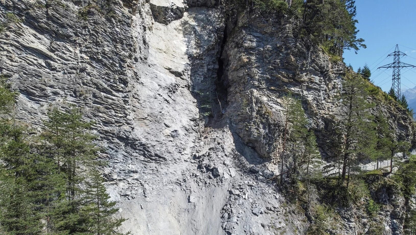 Wuchtiger Aufprall: Der Felssturz im Alten Schin hat den nationalen Radwanderweg auf einer Länge von 20 bis 25 Metern komplett in die Tiefe gerissen.