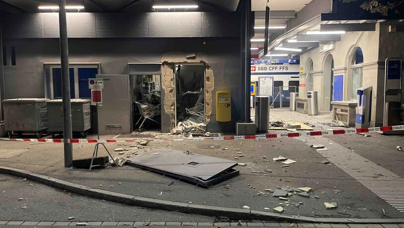 Die Kantonspolizei St. Gallen geht davon aus, dass der Geldautomat mit Sprengstoff zerstört wurde.