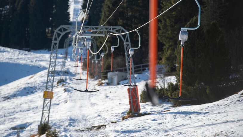 Wintersaison rückt näher: In Graubünden kann mancherorts bereits Ski gefahren werden. Noch etwas dauern dürfte es, bis dieser Lift auf Brambrüesch in Betrieb ist. 
