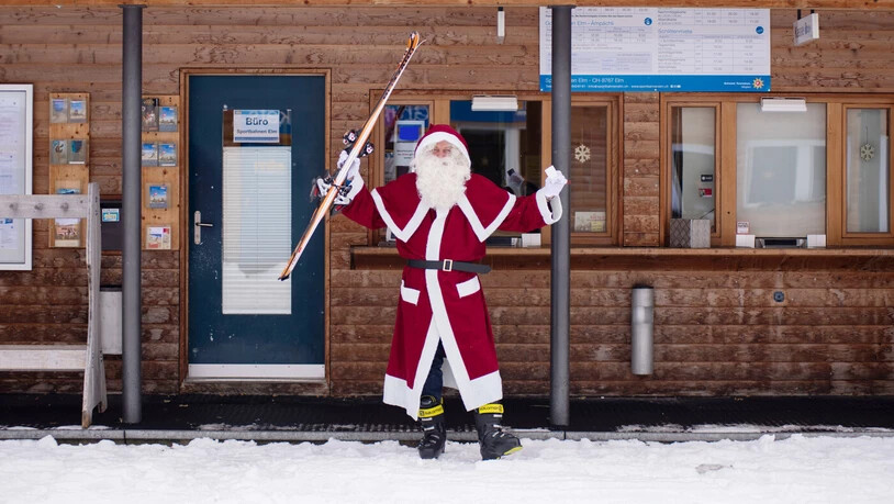 Da kommt Freude auf: Wer sich am Samstag als Samichlaus oder Samichläusin verkleidet, fährt in Elm gratis Ski.