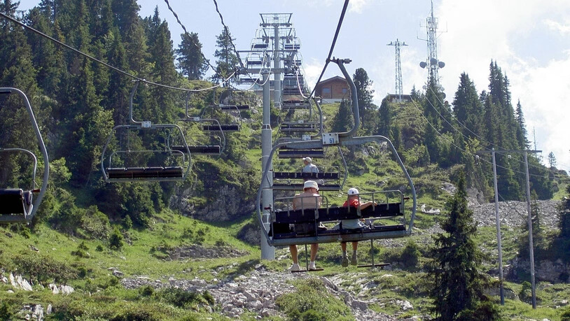 Schluckt nur Geld: Der Sessellift von  La Sambuy, im Osten Frankreichs, ist aufgrund des akuten Schneemangels nur noch im Sommer nutzbar. Aus Kostengründen wird er daher im kommenden Frühling vollständig abgebaut.