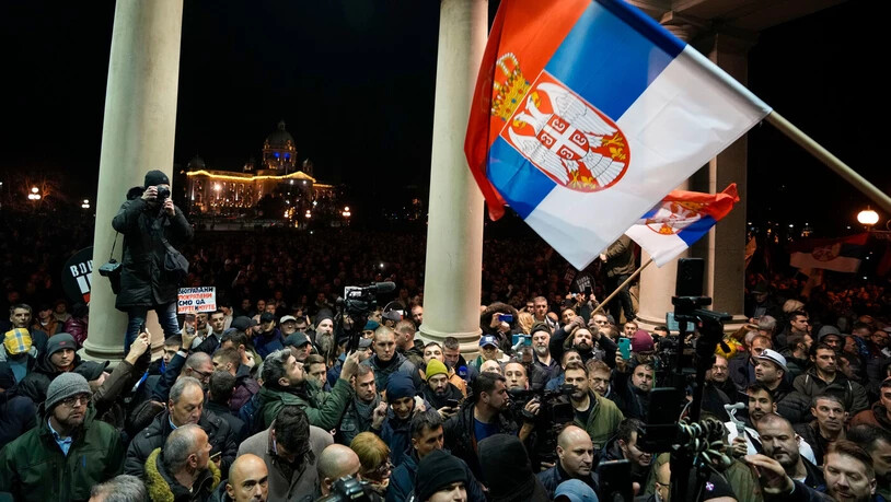 Demonstration im Dezember in Belgrad: Einen Monat nach der Parlamentswahl in Serbien präsentiert die unabhängige Wahlbeobachterorganisation CRTA Details zu den Manipulationen.
