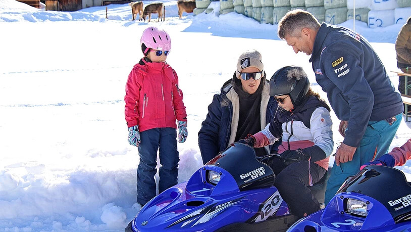 Organisator Jann Graf (r.) übernahm die Instruktion der Jüngsten gleich selber.