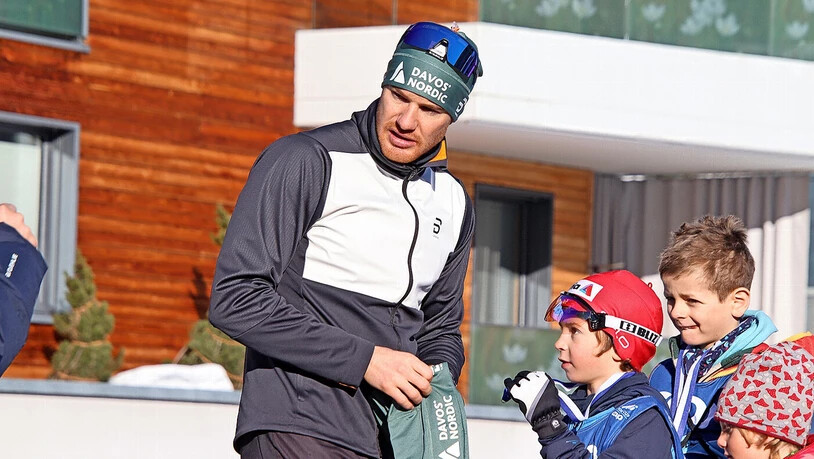 Dario Cologna verteilte die Mützen persönlich.  