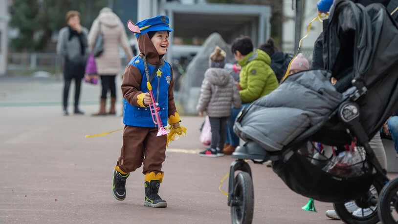 Spass für kleine und grosse Fasnachtsfans: Auch in diesem Jahr lädt die Emser Fasnacht zum Feiern ein. Das Bild zeigt einen Jungen an der Emser Fasnacht im Jahr 2022. 