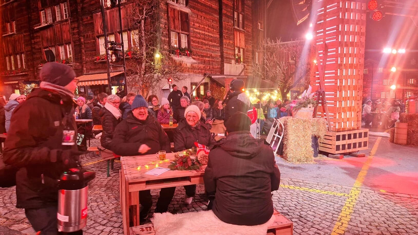 Der Gemeindepräsident und das Elmer-Girl:  Hansruedi Forrer und Marianne Breitenstein verstehen sich ausgezeichnet.