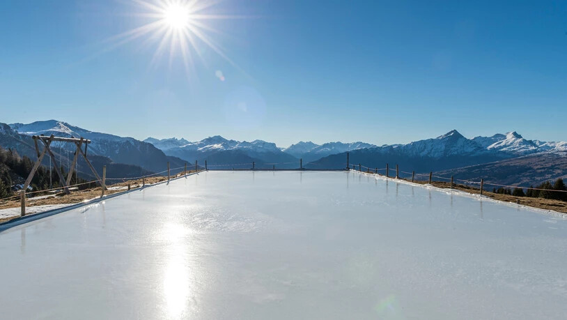 Natureisfeld: Auf der Alp Raguta bei Feldis lässt sich das Eislaufen mit besonders schöner Aussicht geniessen.