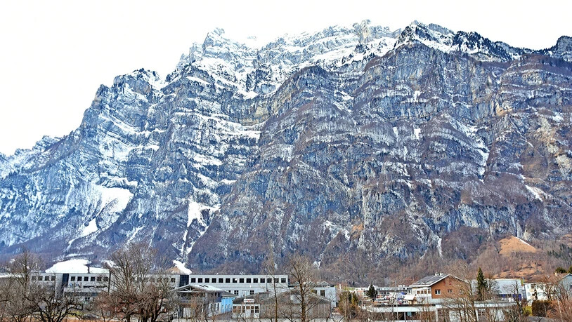 Tiefgefroren: Die Flanke von Wiggis und Rautispitz präsentiert sich am Sonntagmittag mit einer Schnee- und Eisschicht.