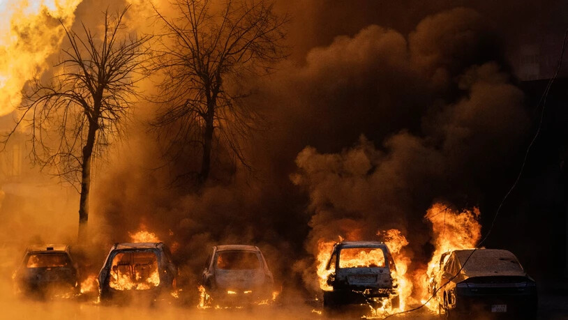 Inferno in Kiew: Autos stehen nach einem russischen Angriff auf die ukrainische Hauptstadt Anfang Jahr in Flammen. 