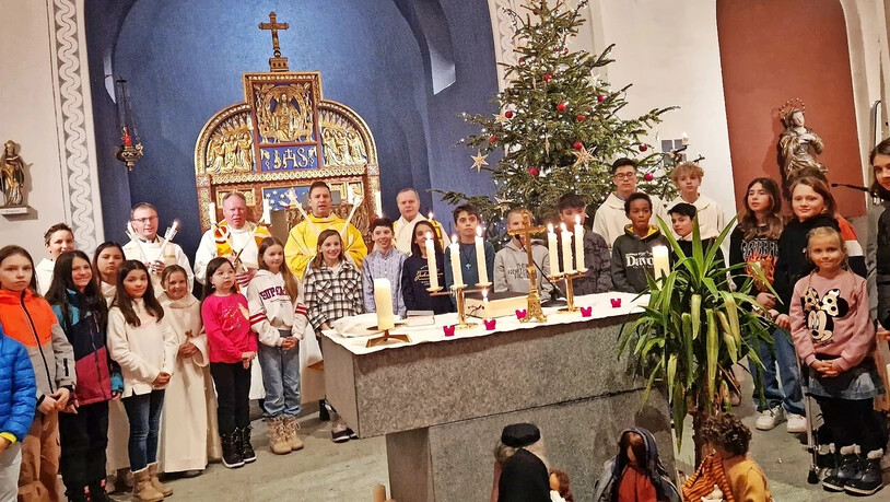 Besuch aus dem bischöflichen Ordinariat Chur: Generalvikar Peter Camenzind besuchte die Davoser Pfarrei und zeigte sich begeistert vom Engagement der Gemeinde.